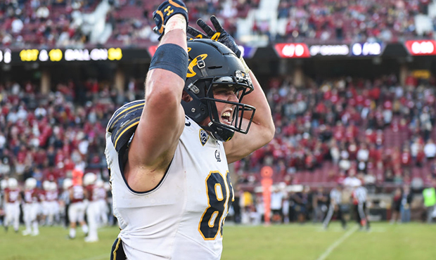 California Golden Bears linebacker Evan Weaver (89) celebrates in the final moments of the college ...