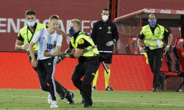 Fan in Spain still manages to rush pitch even with no fans in attendance