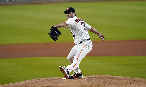 Houston Astros starting pitcher Justin Verlander throws against the Seattle Mariners during the fir...