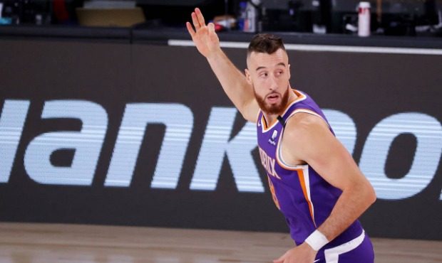 Phoenix Suns' Frank Kaminsky celebrates after hitting a three point shot against the Los Angeles Cl...