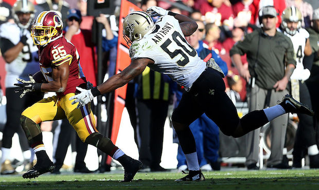 LANDOVER, MD - NOVEMBER 15: Running back Chris Thompson #25 of the Washington Redskins carries the ...