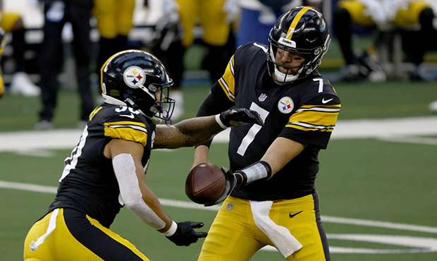 Pittsburgh Steelers running back James Conner (30) takes the hand off from quarterback Ben Roethlis...