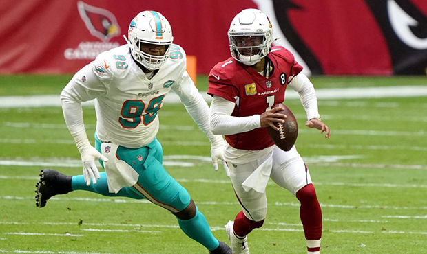 Arizona Cardinals quarterback Kyler Murray (1) scrambles as Miami Dolphins defensive tackle Raekwon...