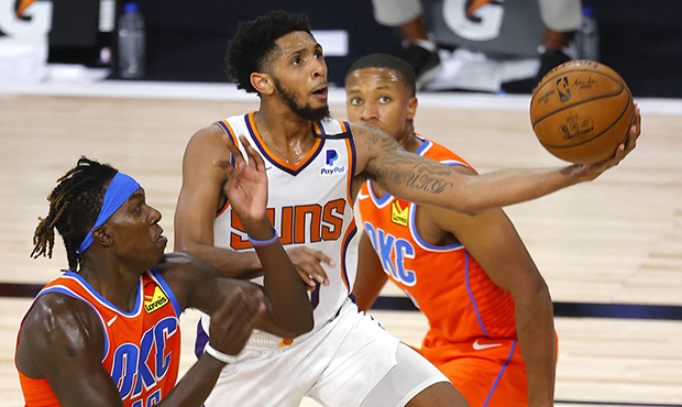 Phoenix Suns' Cameron Payne, center, goes up to shoot against Oklahoma City Thunder's Kevin Hervey,...