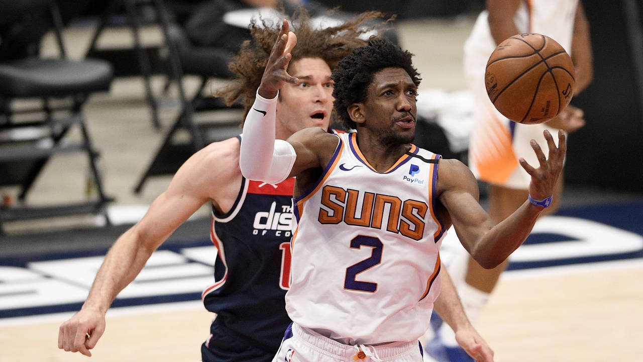 Phoenix Suns guard Langston Galloway (2) reaches for the ball in front of Washington Wizards center...