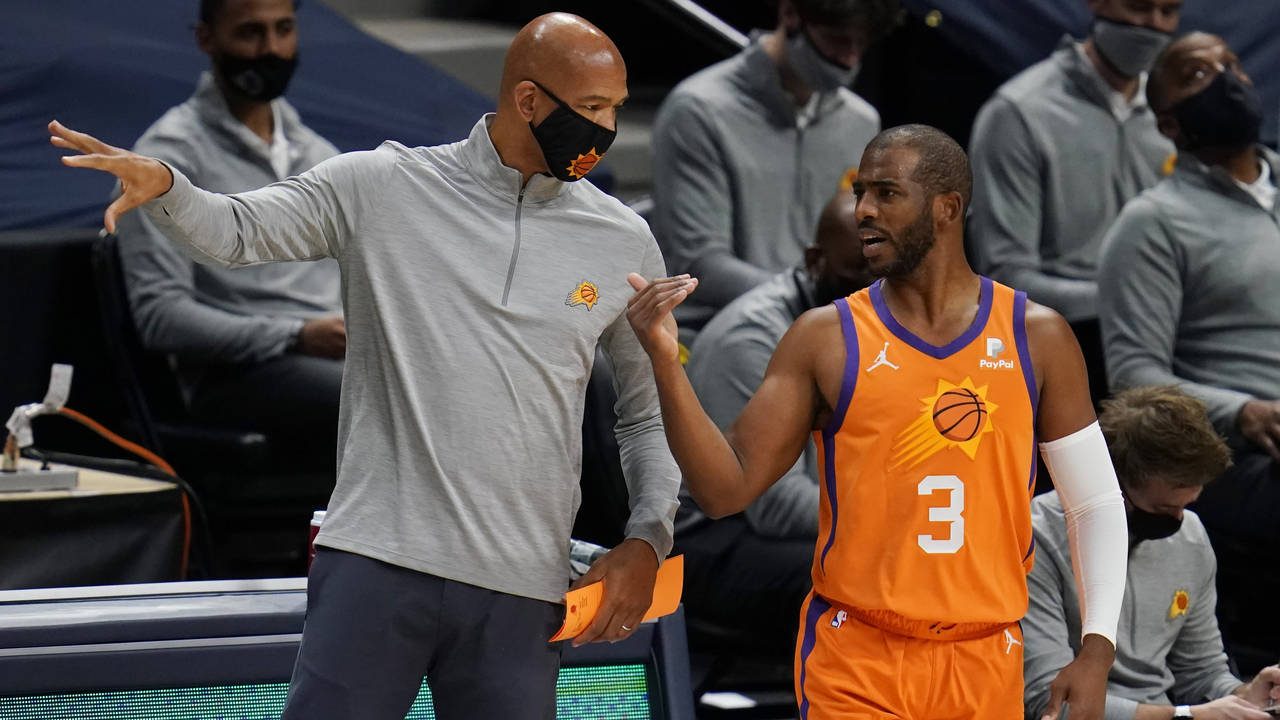 Phoenix Suns coach Monty Williams, left, confers with guard Chris Paul during the first half of the...