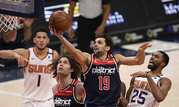 Washington Wizards guard Raul Neto (19) goes to the basket past Phoenix Suns forward Mikal Bridges ...