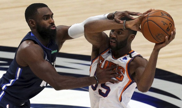 Dallas Mavericks forward Tim Hardaway Jr., left, defends against Phoenix Suns guard E'Twaun Moore (...