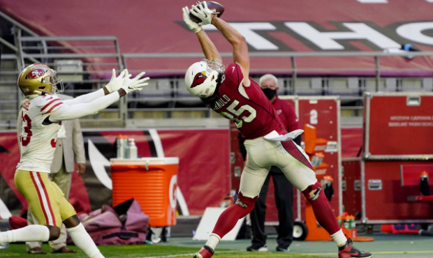 Arizona Cardinals tight end Dan Arnold (85) pulls in a catch as San Francisco 49ers defensive back ...