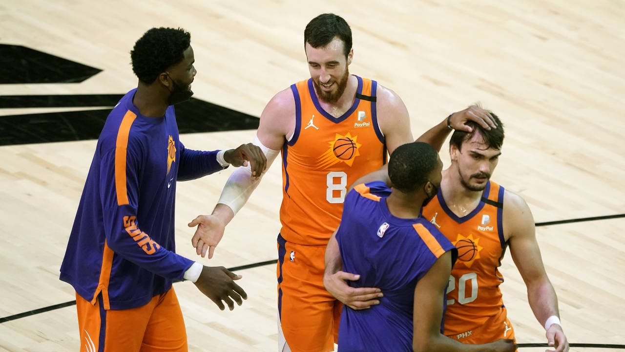 Phoenix Suns forward Frank Kaminsky (8) and forward Dario Saric (20) celebrate with teammates durin...