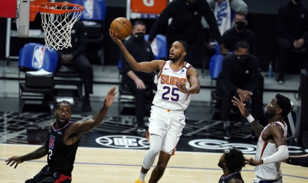 Phoenix Suns forward Mikal Bridges (25) scores over Los Angeles Clippers forward Kawhi Leonard, lef...
