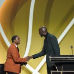 
              Kevin Garnett, right, thanks his presenter Isaiah Thomas, left, after speaking during his enshrinement into the 2020 class of the Basketball Hall of Fame, Saturday, May 15, 2021, in Uncasville, Conn. (AP Photo/Kathy Willens)
            