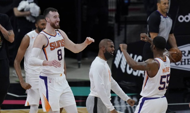 Phoenix Suns guard E'Twaun Moore (55) celebrates with teammates after his winning score against the...