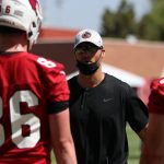 Arizona Cardinals tight ends coach Steve Heiden talks to his pass catchers during rookie minicamp Friday, May 14, 2021, in Tempe, Ariz. (Tyler Drake/Arizona Sports)