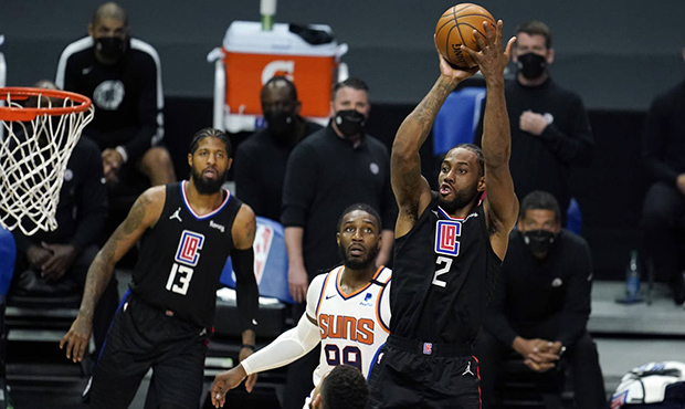 Los Angeles Clippers forward Kawhi Leonard (2) shoots against the Phoenix Suns during the second ha...