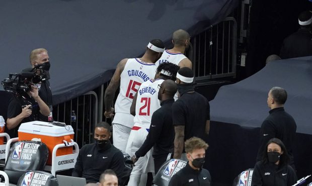 Clippers' DeMarcus Cousins gets tech for pushing Suns after Valley-Oop
