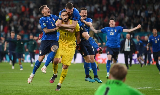 Jordan Pickford of England looks on dejected as Giovanni Di Lorenzo, Gianluigi Donnarumma, Andrea B...