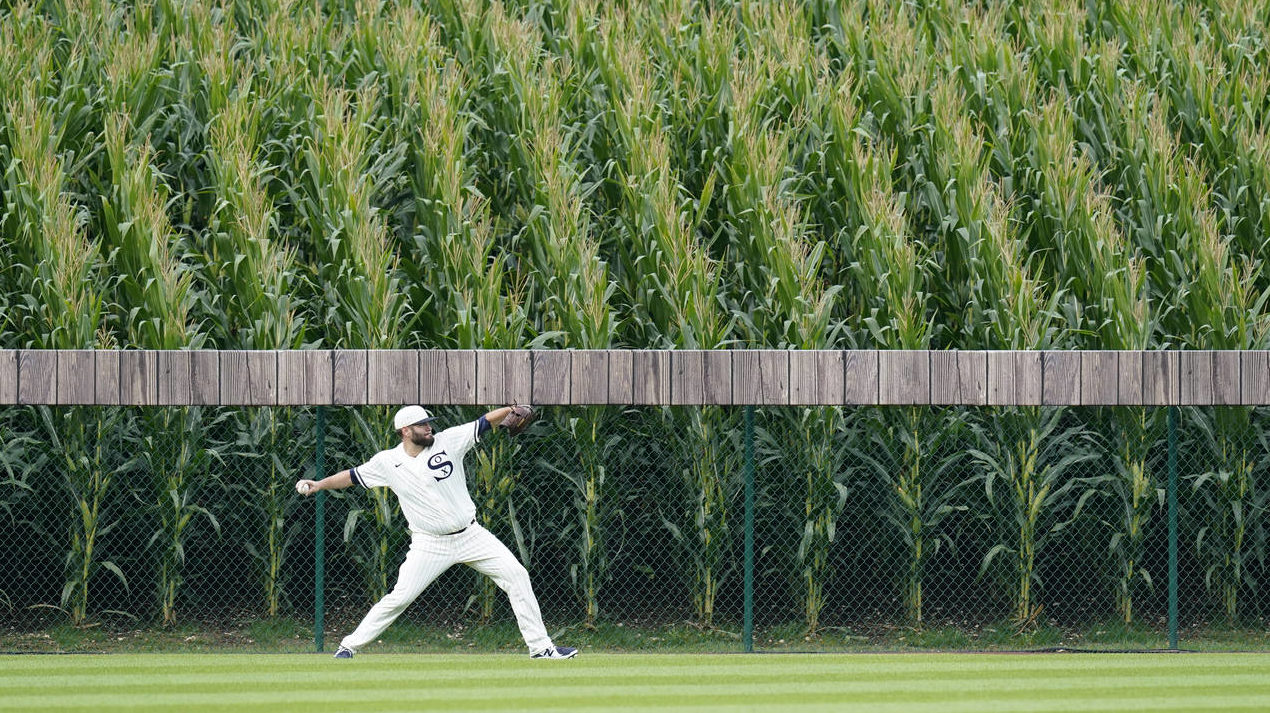 Chicago White Sox pitcher Lance Lynn warms up in the outfield before a baseball game against the Ne...