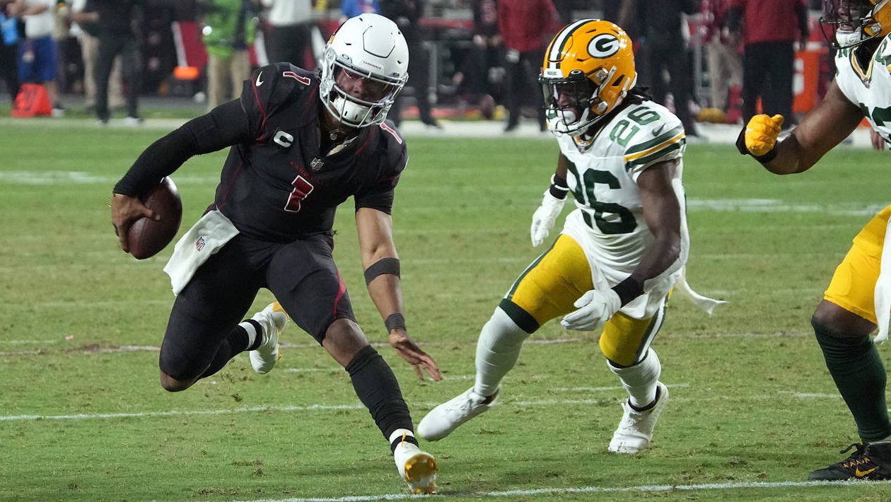 Arizona Cardinals quarterback Kyler Murray (1) eludes the tackles of Green Bay Packers free safety ...