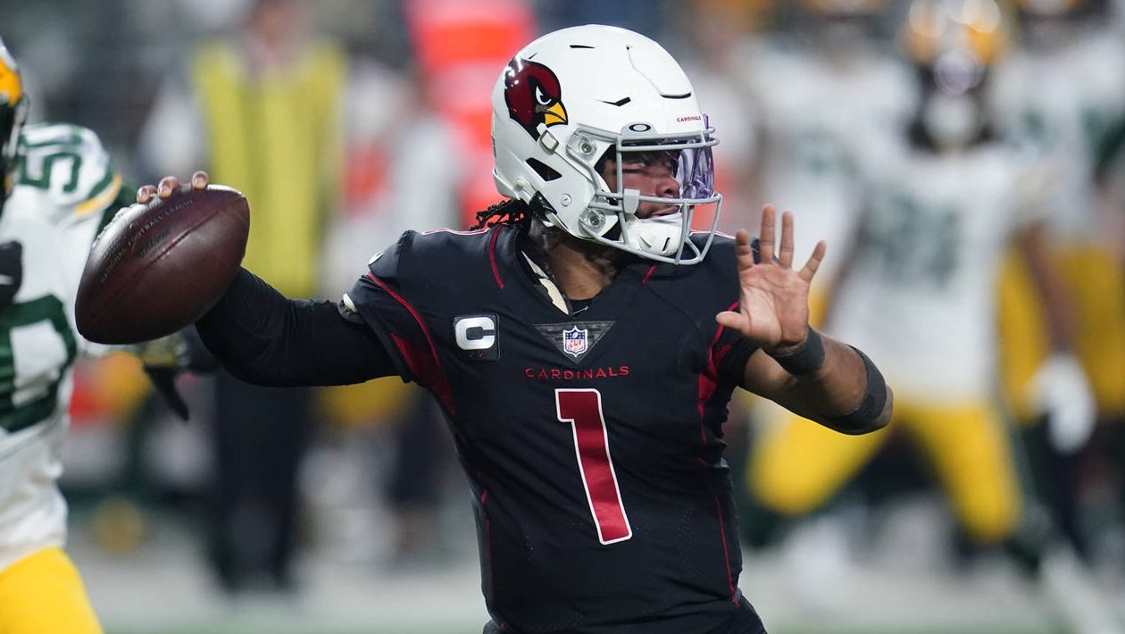 Arizona Cardinals quarterback Kyler Murray (1) looks to pass against the Green Bay Packers during t...