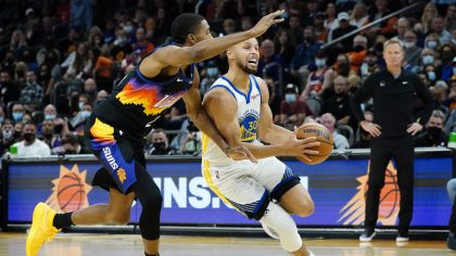 Golden State Warriors guard Stephen Curry (30) drives as Phoenix Suns forward Mikal Bridges defends...