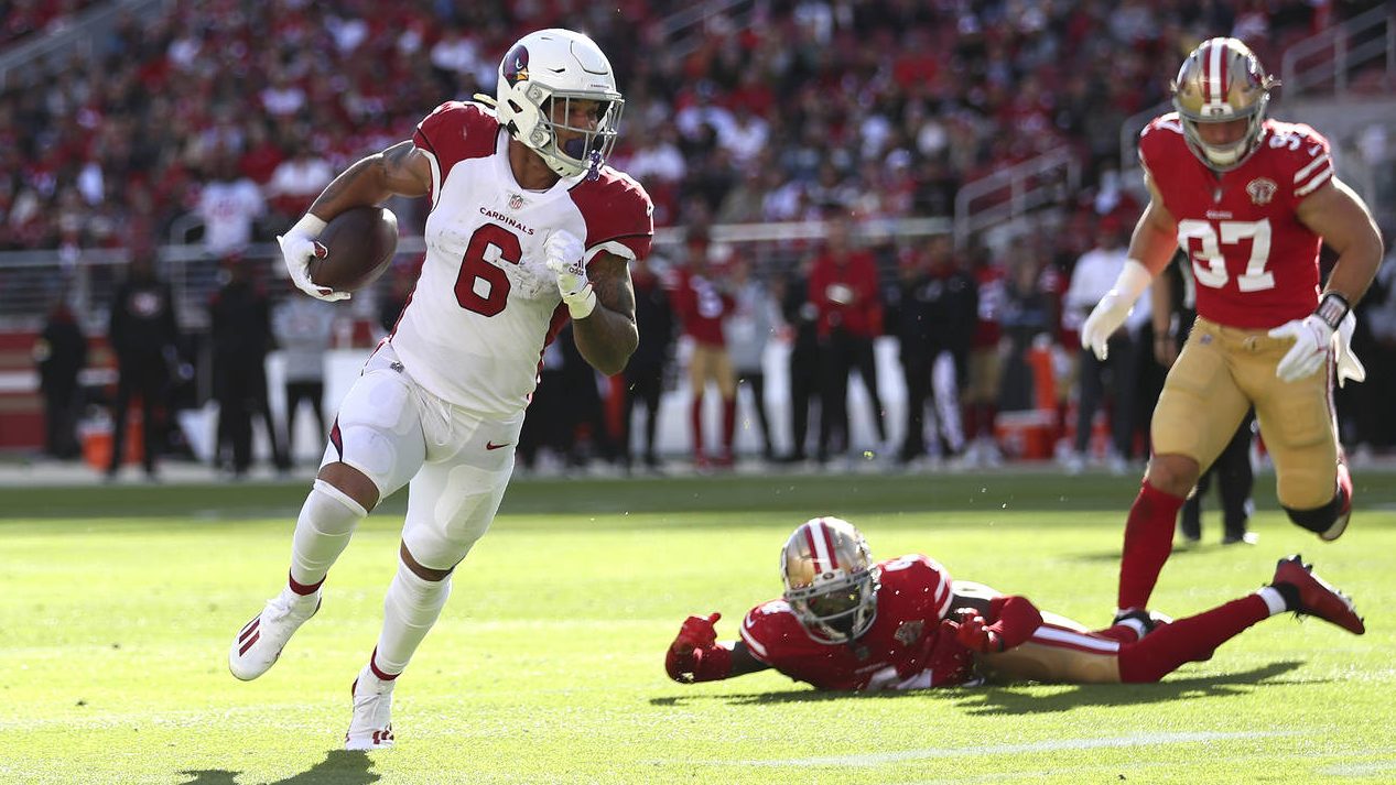 Arizona Cardinals running back James Conner (6) runs for a touchdown against the San Francisco 49er...