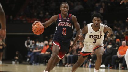 Arizona's Bennedict Mathurin (0) drives past Oregon State's Dexter Akanno (3) during the first half...