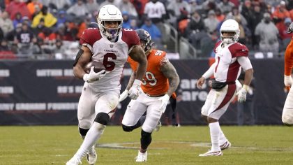 Arizona Cardinals running back James Conner (6) carries the ball in the open field as Chicago Bears...