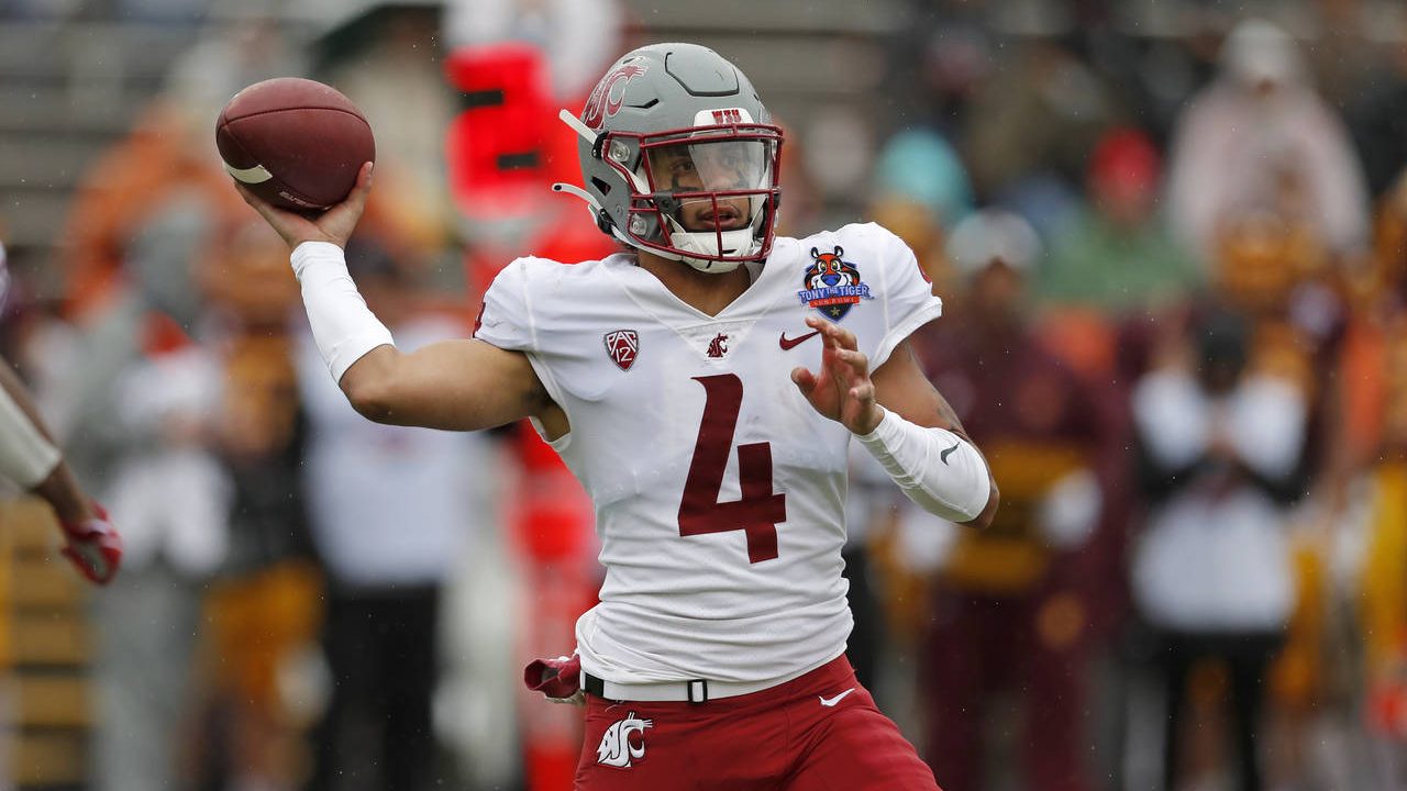 Washington State quarterback Jayden de Laura (4) throws against Central Michigan during the first h...