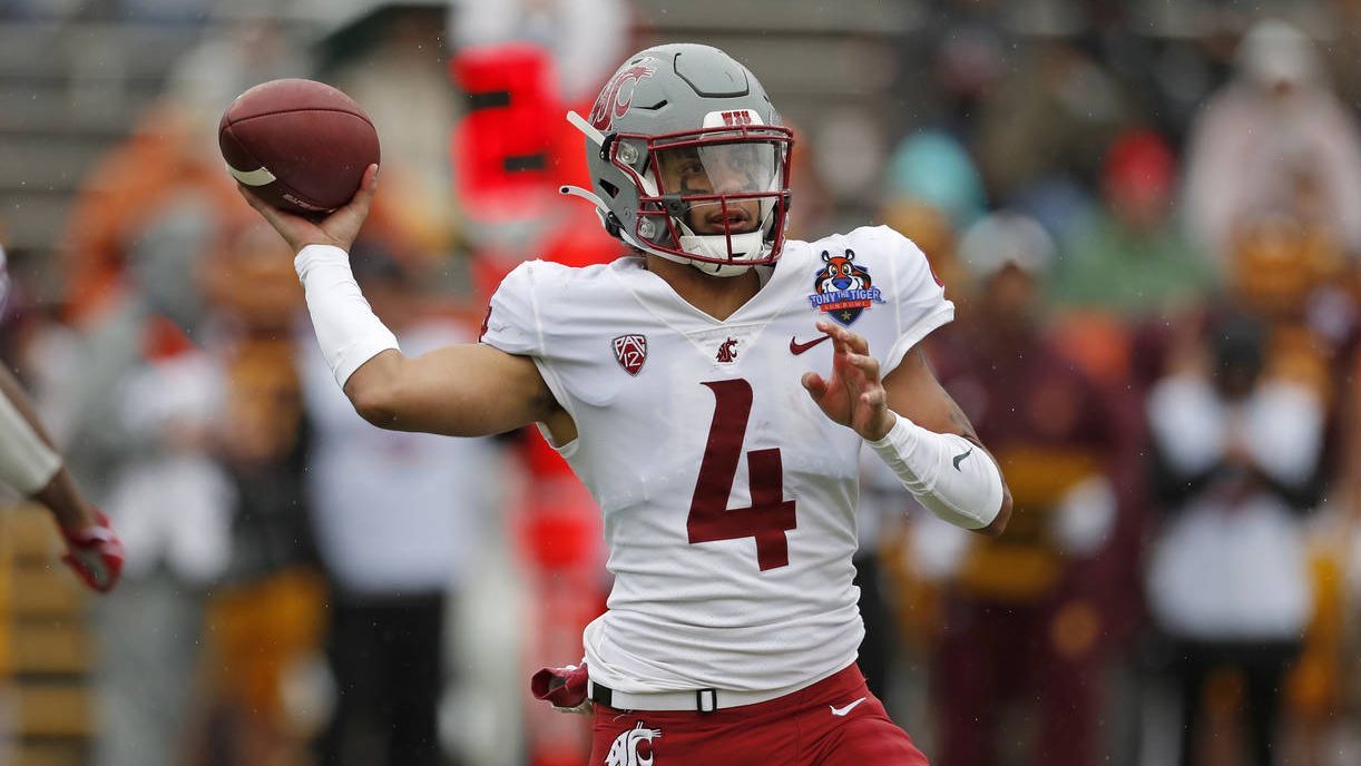 Washington State quarterback Jayden de Laura (4) throws against Central Michigan during the first h...