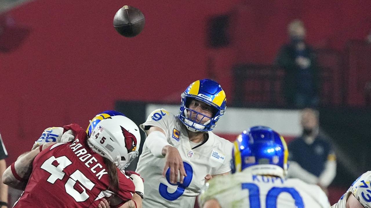 Los Angeles Rams quarterback Matthew Stafford (9) throws a pass to Rams wide receiver Cooper Kupp (...
