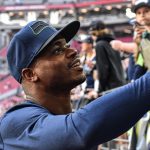 Seahawks RB Adrian Peterson signs autographs pregame 1/09/22 (Jeremy Schnell/Arizona Sports)