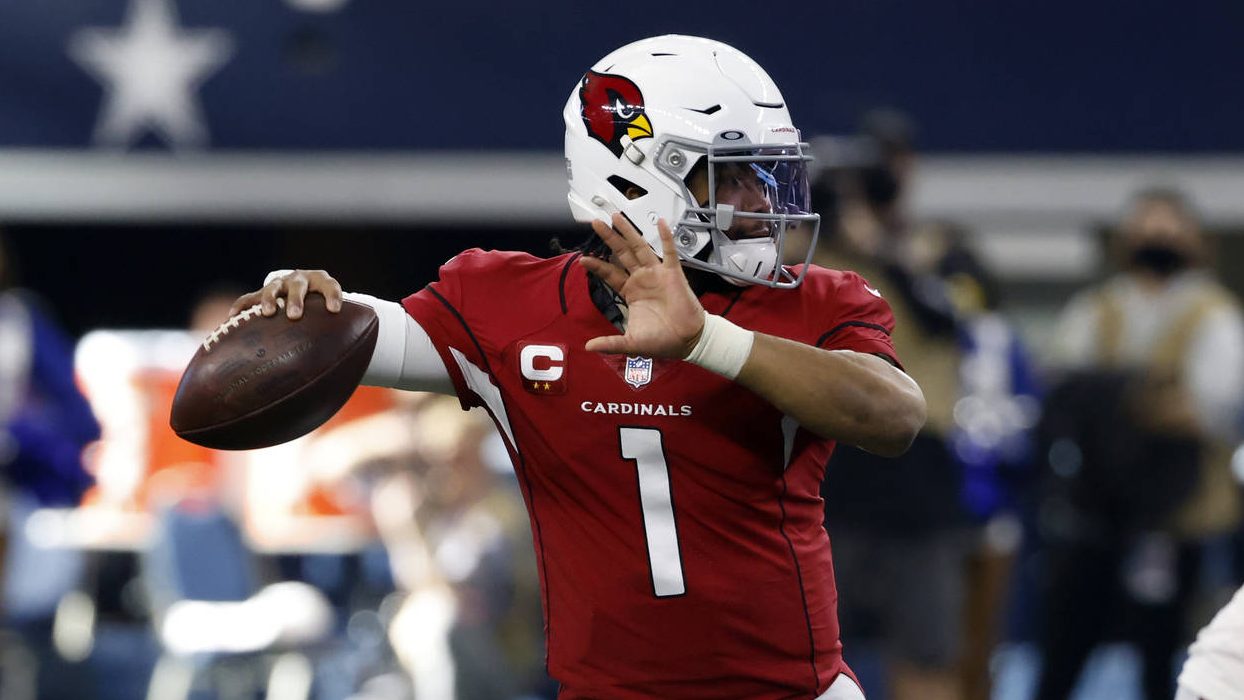 Arizona Cardinals quarterback Kyler Murray (1) throws a pass against the Dallas Cowboys during the ...