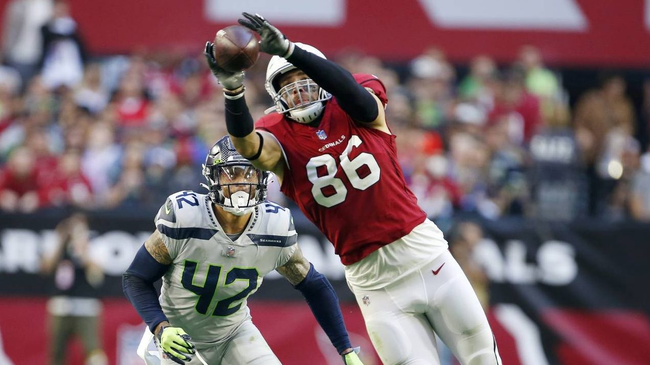 Arizona Cardinals tight end Zach Ertz (86) makes a catch in front of Seattle Seahawks defensive bac...
