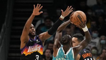 Charlotte Hornets guard Terry Rozier shoots between Phoenix Suns guard Chris Paul, left, and guard ...