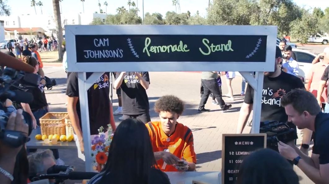 Cam Johnson fulfills bet with lemonade stand for hundreds of Suns fans