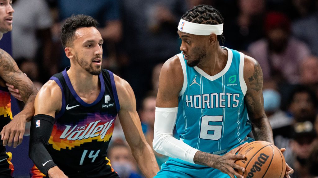 Jalen McDaniels #6 of the Charlotte Hornets is guarded by Landry Shamet #14 of the Phoenix Suns in ...