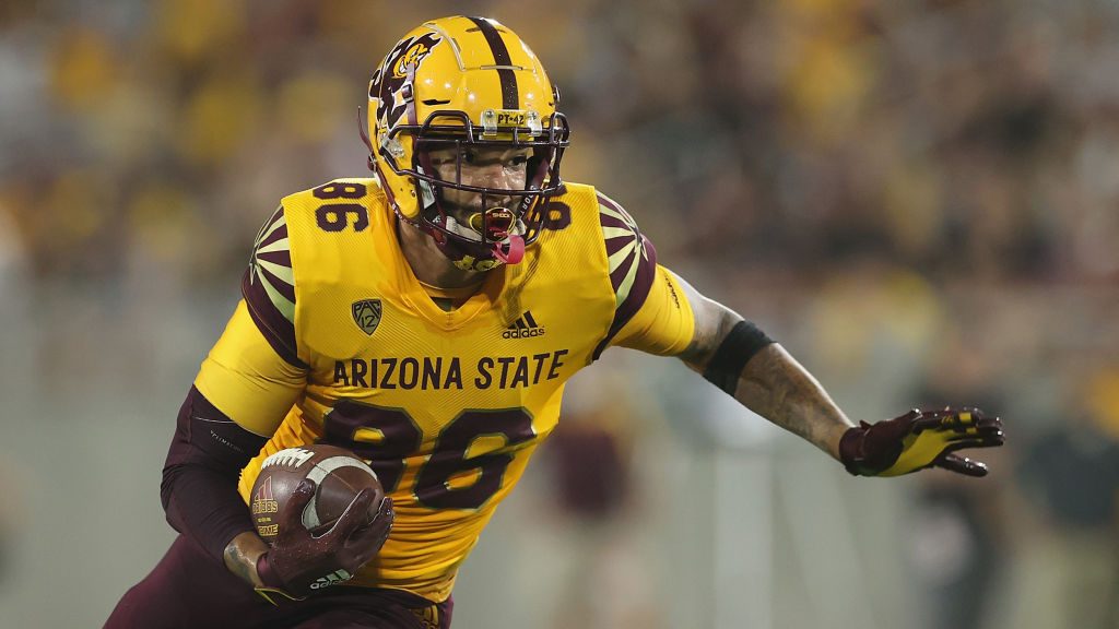 Tight end Curtis Hodges #86 of the Arizona State Sun Devils runs with the football against the Colo...