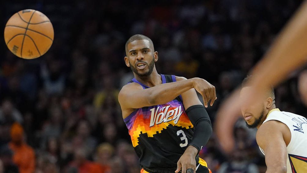 Phoenix Suns guard Chris Paul (3) passes against the New Orleans Pelicans during the first half of ...