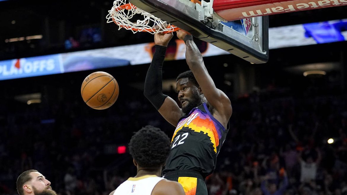 Phoenix Suns center Deandre Ayton (22) dunks as New Orleans Pelicans center Jonas Valanciunas looks...