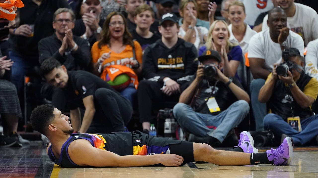 Phoenix Suns' Devin Booker recreates bubble pose in Game 2 vs. Mavs