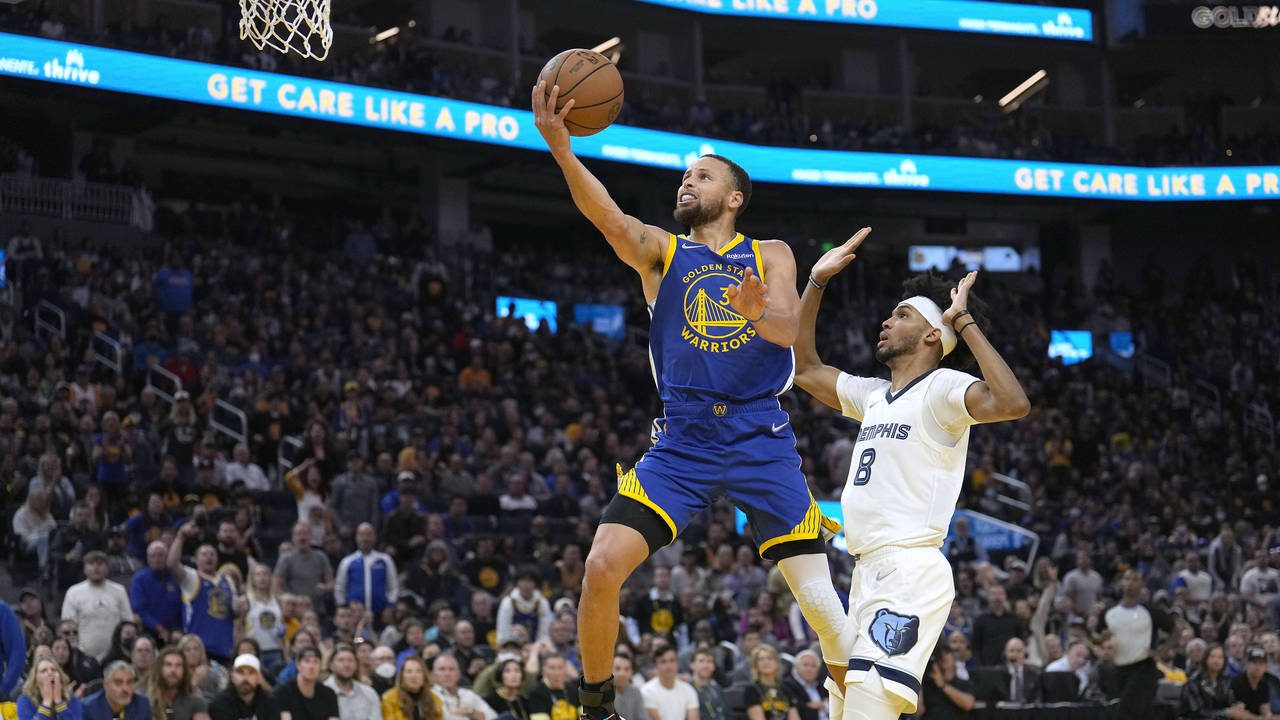 Golden State Warriors guard Stephen Curry (30) drives to the basket past Memphis Grizzlies guard Zi...