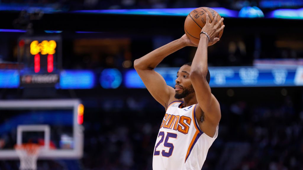 Mikal Bridges #25 of the Phoenix Suns passes the ball against the Dallas Mavericks in the second qu...