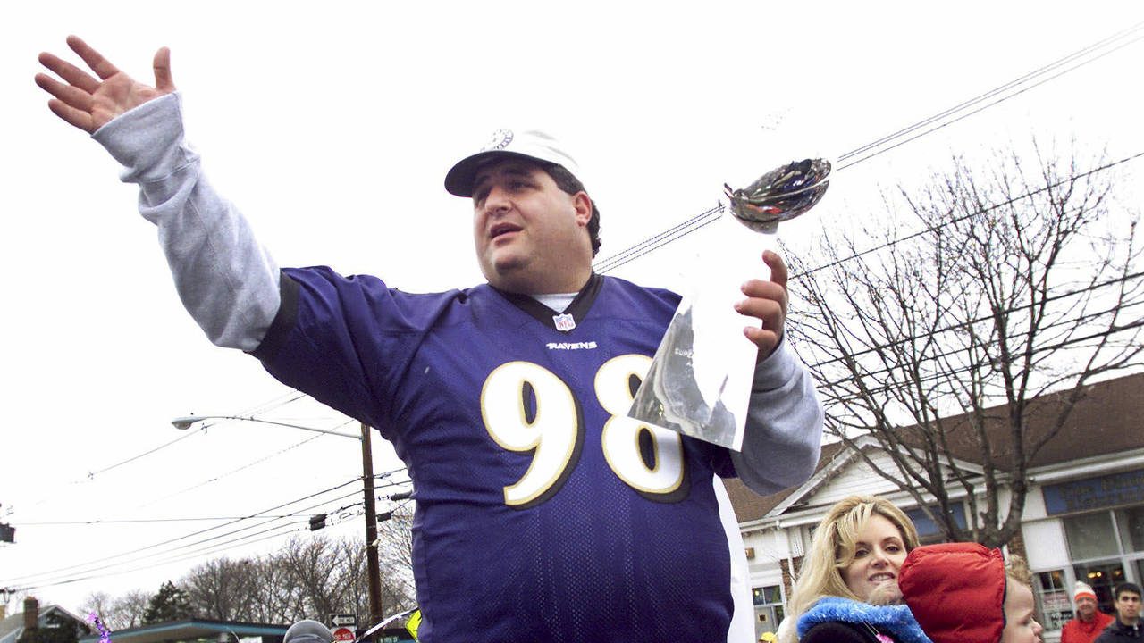 FILE - Tony Siragusa, defensive tackle for the Super Bowl-champion Baltimore Ravens, holds the Vinc...
