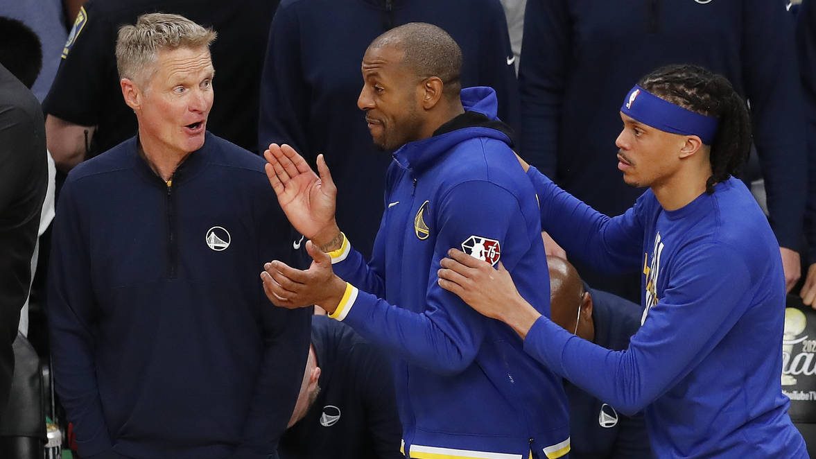 Golden State Warriors head coach Steve Kerr, left, talks with players during the fourth quarter of ...