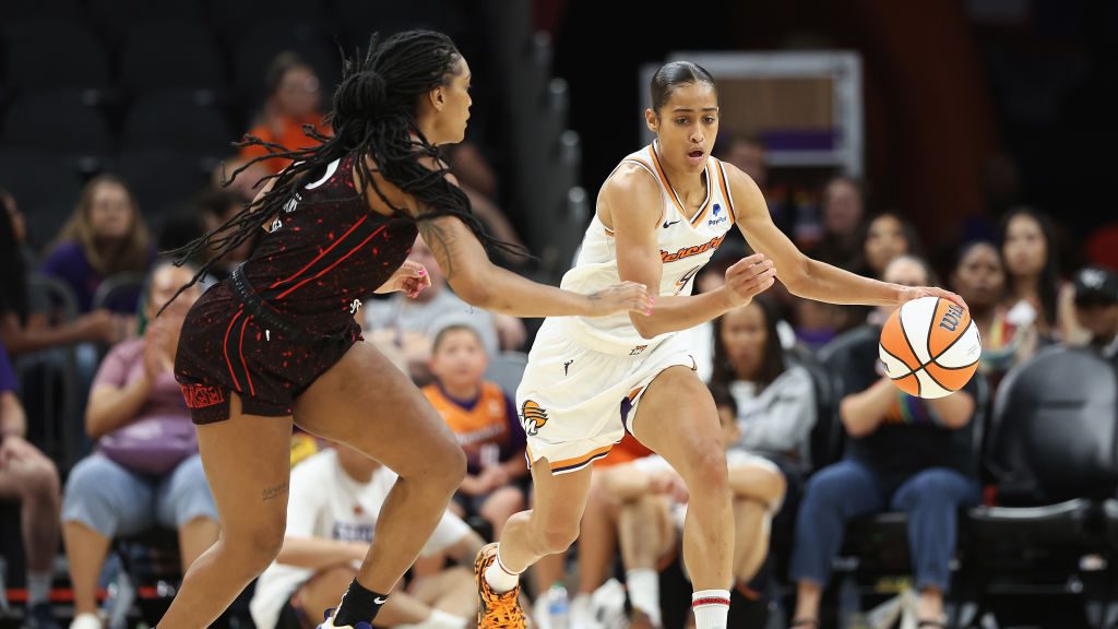 Skylar Diggins-Smith #4 of the Phoenix Mercury handles the ball against Victoria Vivians #35 of the...