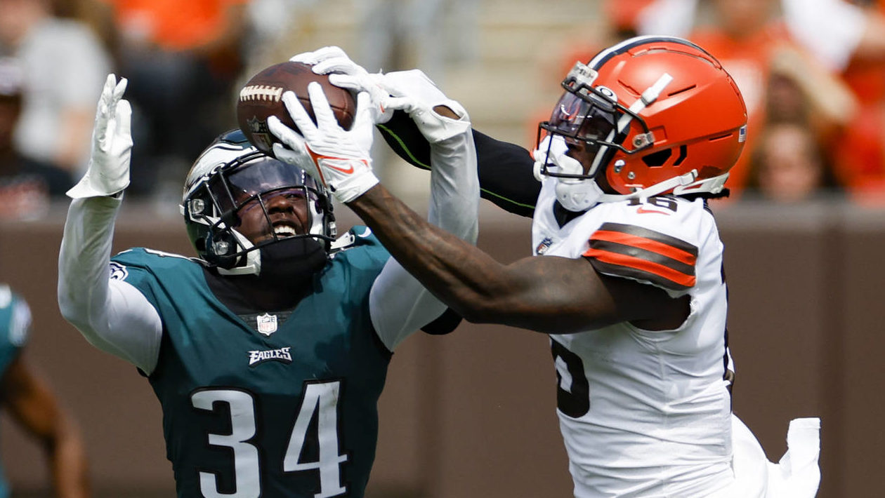 Cleveland Browns wide receiver Javon Wims (16) goes up for a pass as Philadelphia Eagles cornerback...