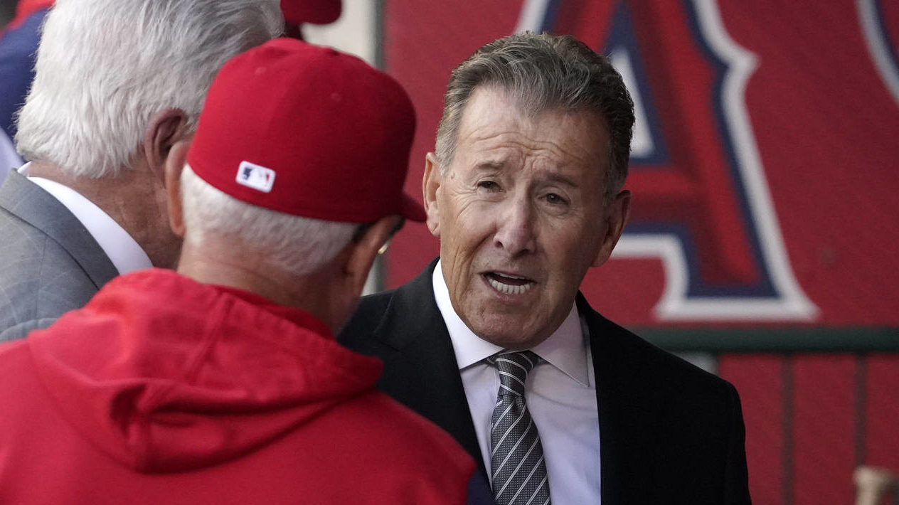 Los Angeles Angels owner Arte Moreno, right, talks with Angels manager Joe Maddon prior to a baseba...