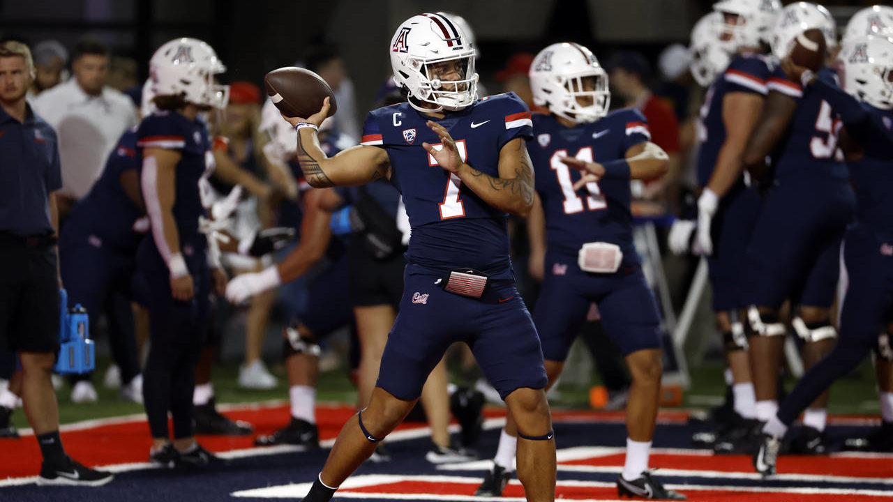 Arizona quarterback Jayden de Laura (7) warms up for the team's NCAA college football game against ...
