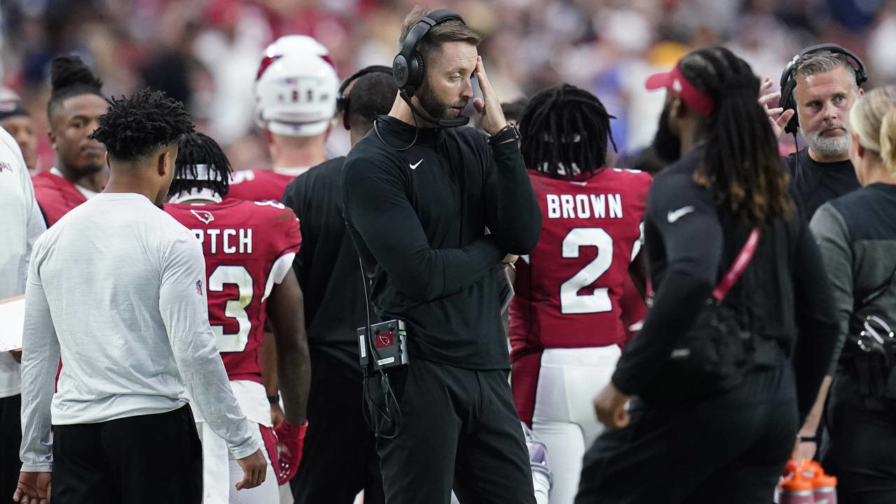 Arizona Cardinals head coach Kliff Kingsbury, center, stands on the sidelines during the second hal...